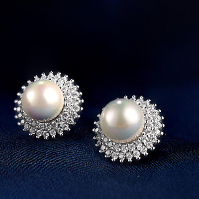 The Pearl Round of Simple Earrings